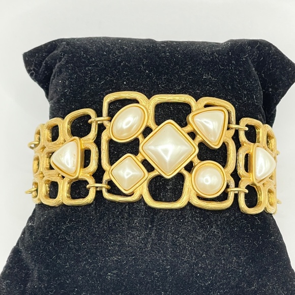 Avon Signed Vintage Gold Tone Faux Pearl Statement Bracelet 8" - Picture 1 of 16